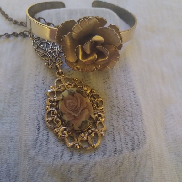 Jewelry - Vintage gold tone floral bracelet/ necklace